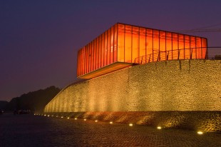 StEB Köln: Pumpwerk leuchtet orange